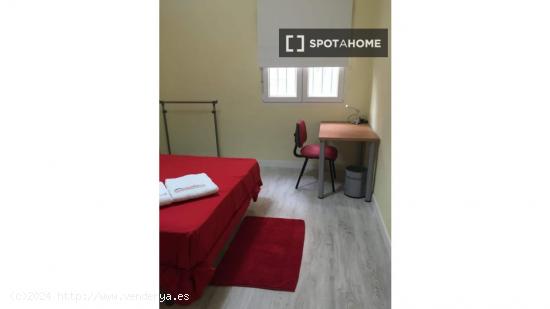 Se alquilan habitaciones en un apartamento de 5 dormitorios en Atocha - MADRID