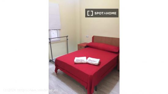 Se alquilan habitaciones en un apartamento de 5 dormitorios en Atocha - MADRID