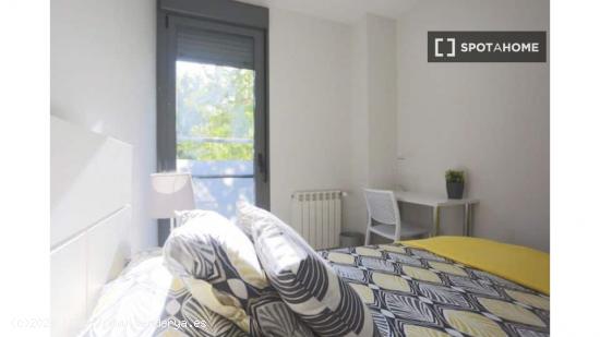 Se alquilan habitaciones en apartamento de 4 dormitorios en Lavapiés - MADRID