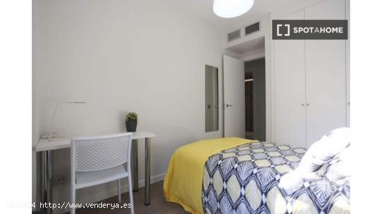 Se alquilan habitaciones en apartamento de 4 dormitorios en Lavapiés - MADRID