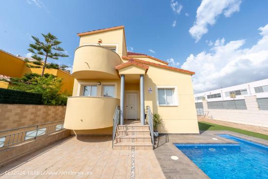 IMPRESIONANTE CASA ESQUINERA EN VILAFORTUNY - TARRAGONA