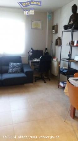 PISO EN VENTA CON PARQUING Y TRASTERO - BARCELONA