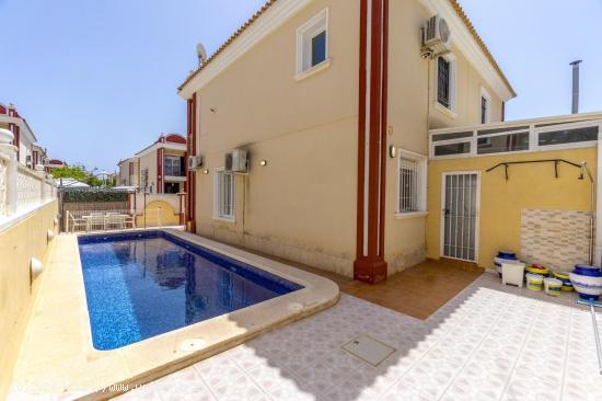 CHALET ADOSADO DE 3 DORMITORIOS 2 BAÑOS EN ORIHUELA COSTA ( CAMPOAMOR ) - ALICANTE