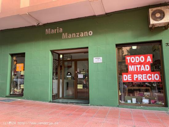  SE TRANSPASA ZAPATERIA CON 20 AÑOS  DE  CLIENTELA EN LA CALLE GRANADA . - ALMERIA 