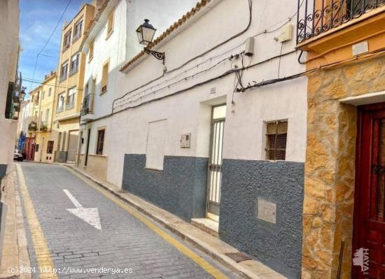 TERRENO TIPO SOLAR CON EDIFICACIÓN EN CASTALLA - ALICANTE