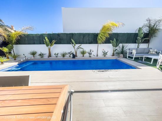 VILLA INDEPENDIENTE EN RESIDENCIAL EN EL CORAZON DE CABO DE PALOS CON PISCINA PRIVADA - MURCIA