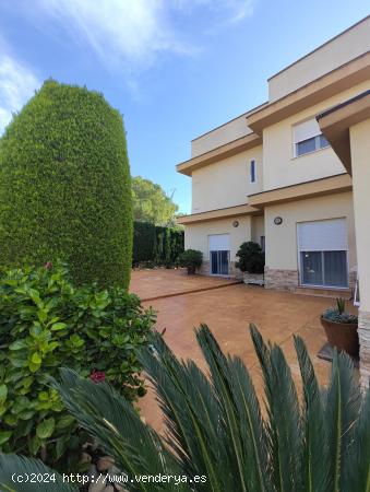 Amplia casa independiente con Parcela de 900 m² y Piscina privada en La Alcayna - MURCIA