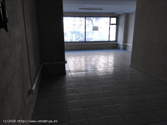 Se vende local comercial en el Descubrimiento - CACERES