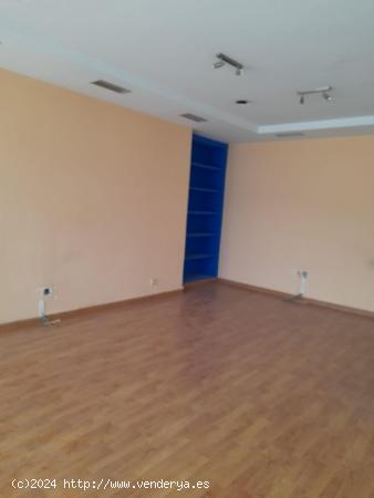 Se vende local comercial en el Descubrimiento - CACERES