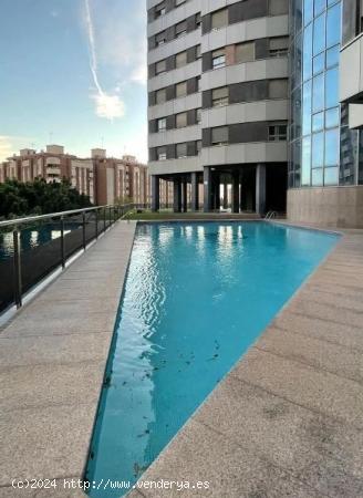 El amueblado  piso de 2 habitaciones con piscina comunitaria en Sant Pau - VALENCIA