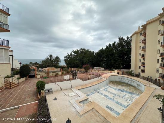 PRIMERA LINEA DE PLAYA, TERRAZA GRANDE PISCINA Y VISTAS AL MAR - MALAGA