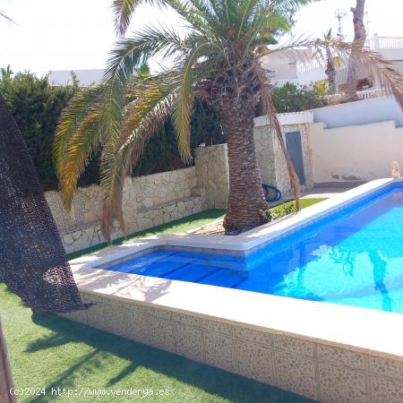 CHALET CON PISCINA PRIVADA A 5 MINUTOS DE LA PLAYA - ZONA ORIHUELA COSTA, LOS BALCONES - - ALICANTE