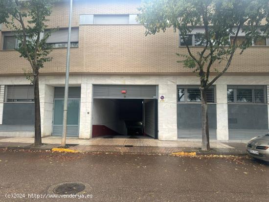  SE ALQUILA AMPLIA PLAA DE GARAJE PARA COCHE Y MOTO CON MAGINIFICO ACCESO. Barriada de Llera. Badajoz 