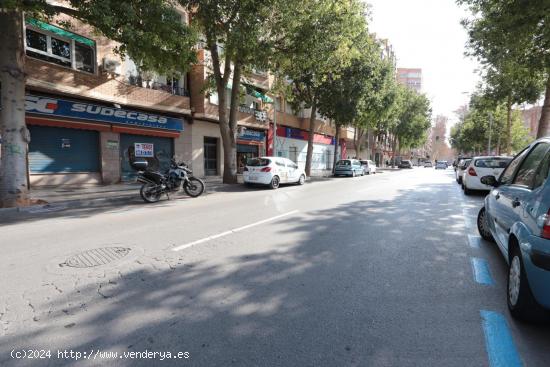 GRAN LOCAL COMERCIAL DE 242 METROS CUADRADOS EN RAMON Y CAJAL PEGADO REINA VICTORIA - MURCIA