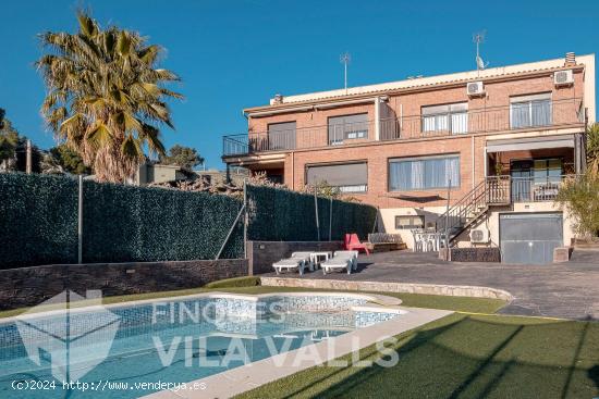  Magnífica casa semi nueva con piscina y muy soleada - BARCELONA 