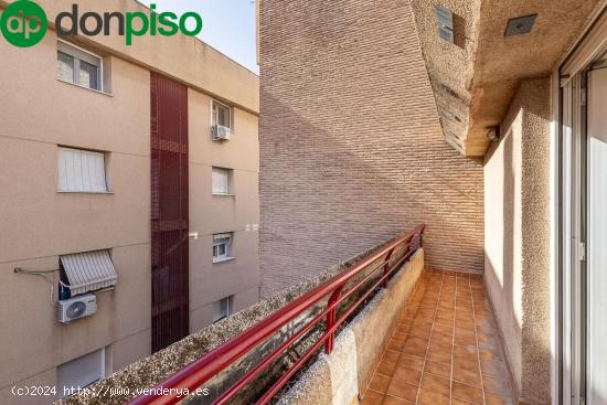 Semi ático dúplex en junto a Los Cármenes. - GRANADA