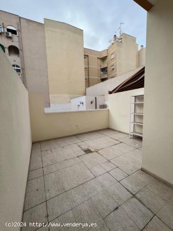 ESTUDIO REFORMADO EN EL CENTRO DE TORREVIEJA CON GRAN TERRAZA. - ALICANTE