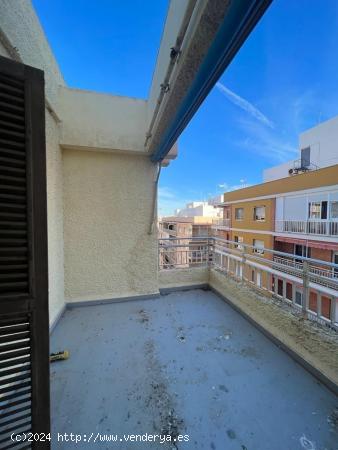 ATICO CON VISTAS AL MAR. PARA REFORMAR. 130 M2. 2 DORM. 1 BAÑO. ENORME TERRAZA. - ALICANTE