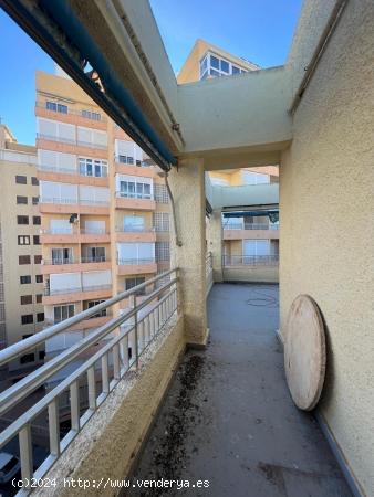 ATICO CON VISTAS AL MAR. PARA REFORMAR. 130 M2. 2 DORM. 1 BAÑO. ENORME TERRAZA. - ALICANTE