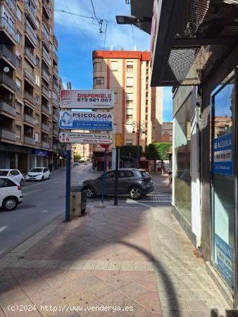 Se alquila pequeño local comercial en plena Calle Mayor de Molina De Segura - MURCIA