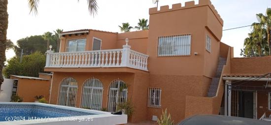 CHALET INDEPENDIENTE CON PISCINA EN ZONA MUY TRANQUILA DEL RINCON DE LOIX - ALICANTE