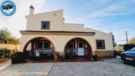 Chalet de 4 dormitorios y piscina en Pago del Humo - CADIZ