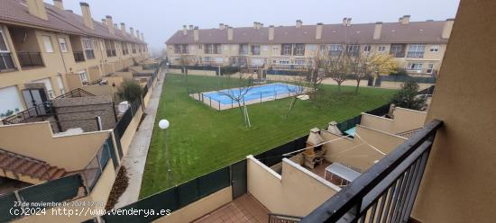 VENTA,ADOSADO EN MONFARRACINOS,3 HABITACIONES,2 BAÑOS,GARAJE,PISCINA COMUNITARIA,AMUEBLADO - ZAMORA