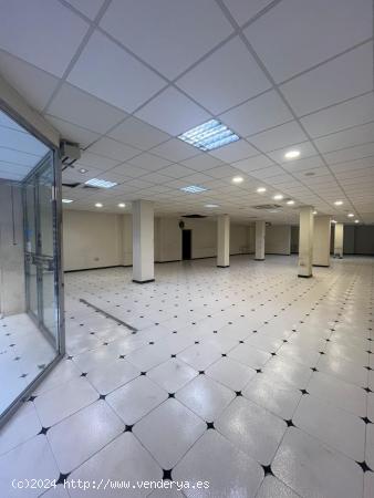 Amplio Local Comercial de 411 m² con Parking Privado - VALENCIA