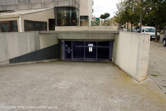 Plaza de parking con trastero en alquiler - BARCELONA