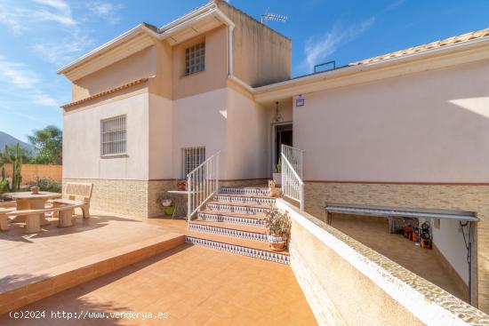 Aquí está tu chalet con piscina en Loma de Canteras - MURCIA