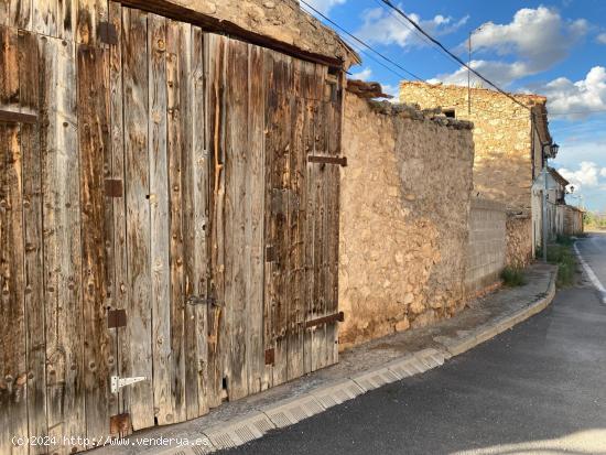 EN VENTA COCHERA Y SOLAR EN FUENTES CLARAS - TERUEL