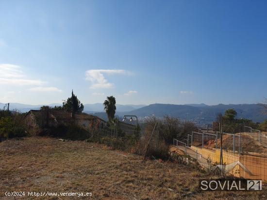 ¡Oportunidad  única en el Papiol: Terreno con vistas en el Parque Natural de Collserola! - BARCELO