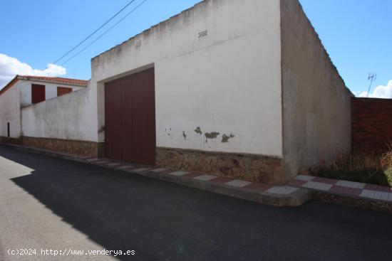 Casa de esquina en Alange con patio y cochera! - BADAJOZ