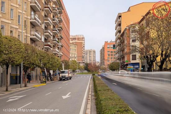 Pamplona (Zona Milagrosa): Piso 4ª altura de 4 dormitorios de origen, 2 baños, despensa y trastero