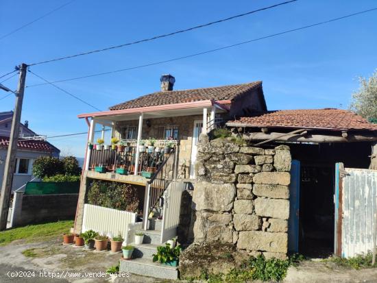 ¡Descubre el encanto de la vida rural con esta impresionante casa de piedra construida en 1890. - O