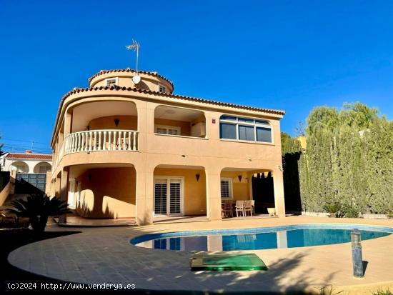  VILLA DE LUJO EN LOS BALCONES CON 950 M2 DE PARCELA. 5 DORM. 3 BAÑOS. PISCINA. - ALICANTE 