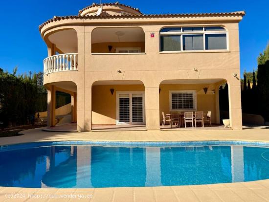 VILLA DE LUJO EN LOS BALCONES CON 950 M2 DE PARCELA. 5 DORM. 3 BAÑOS. PISCINA. - ALICANTE