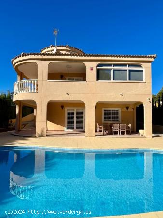 VILLA DE LUJO EN LOS BALCONES CON 950 M2 DE PARCELA. 5 DORM. 3 BAÑOS. PISCINA. - ALICANTE