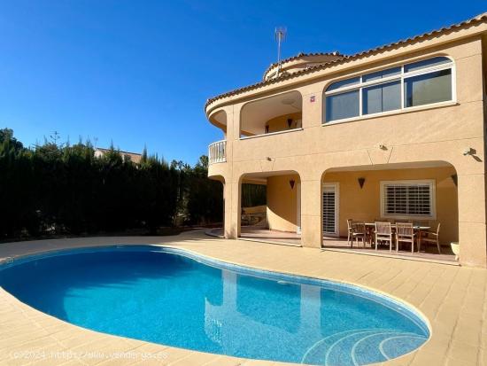 VILLA DE LUJO EN LOS BALCONES CON 950 M2 DE PARCELA. 5 DORM. 3 BAÑOS. PISCINA. - ALICANTE