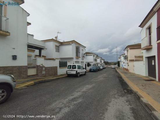 CHALET ADOSADO EN ALMONTE - HUELVA