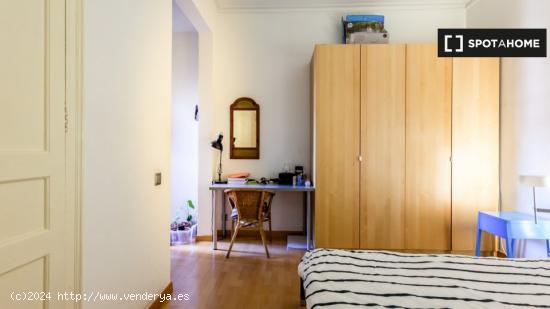 Habitación amueblada con calefacción en piso compartido, El Born - BARCELONA