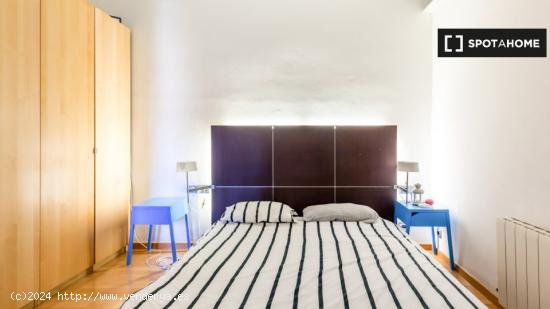 Habitación amueblada con calefacción en piso compartido, El Born - BARCELONA