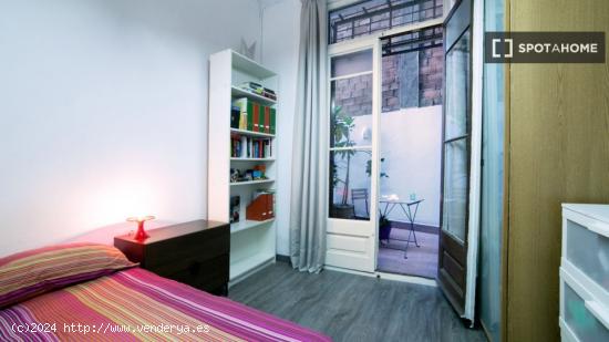 Habitación amueblada con escritorio en el piso compartido, El Born - BARCELONA