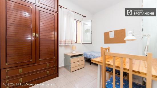 Gran habitación con armario independiente en el apartamento de 4 dormitorios, Argüelles - MADRID