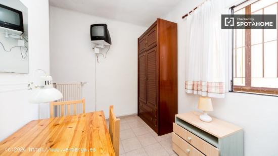 Gran habitación con armario independiente en el apartamento de 4 dormitorios, Argüelles - MADRID