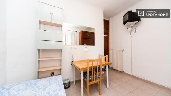 Gran habitación con armario independiente en el apartamento de 4 dormitorios, Argüelles - MADRID