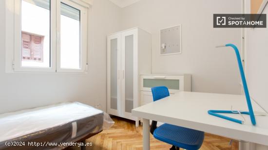 Habitación interior con escritorio en un apartamento de 5 dormitorios, Malasaña - MADRID