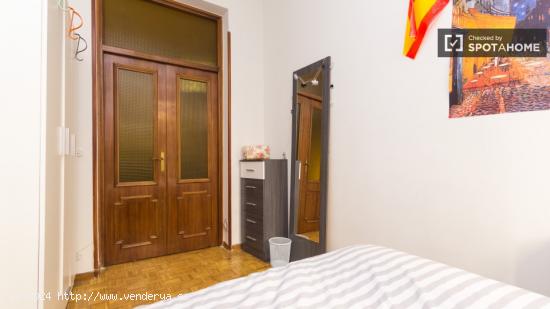 Enorme habitación con ventana con vista a la calle en piso compartido, Puerta del Sol - MADRID