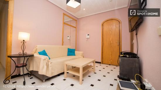 Amplia habitación con escritorio en piso compartido, Eixample - VALENCIA