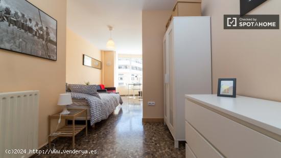 Maravillosa habitación con ventana con vistas a la calle en piso compartido, Camins al Grau - VALEN